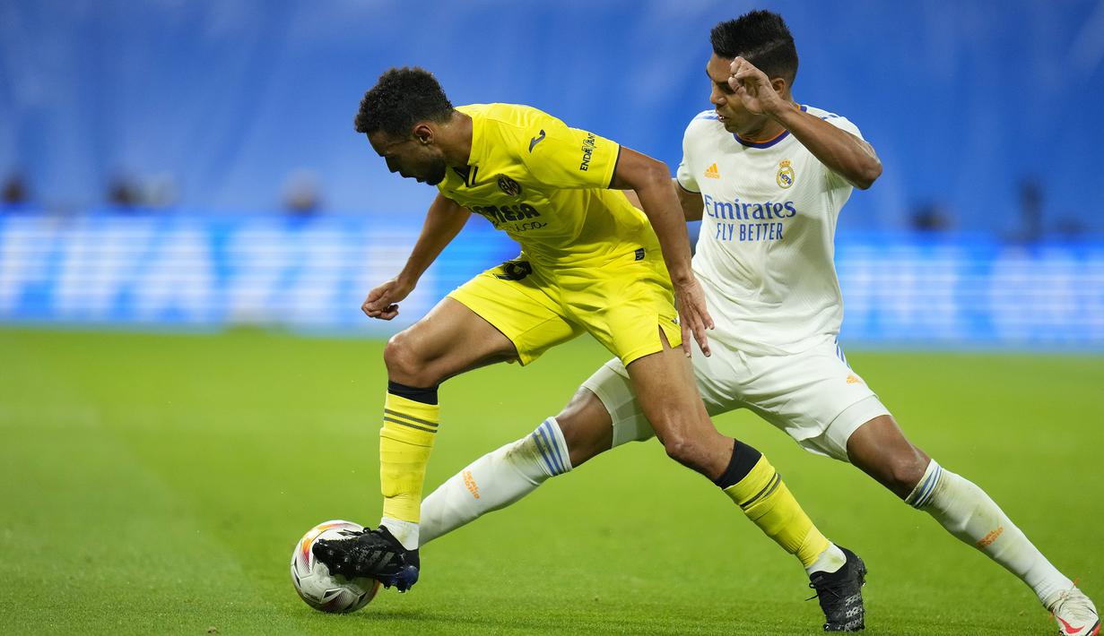 Di awal babak kedua, tepatnya di menit ke-55, Villarreal kembali mempunyai peluang mmencetak gol. Paco Alcacer (kiri) terlambat menyambar bola muntah dari Thibaut Courois hasil tendangan Arnaut Danjuma. (AP/Manu Fernandez)