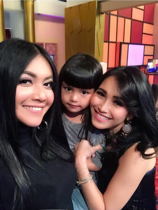 [Bintang] Ayu Ting Ting dan Denada