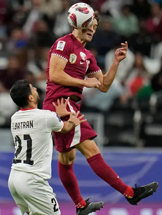 Qatar kebobolan pada menit ke-37. Oday Dabbagh memanfaatkan kesalahan Bassam Al Rawi yang mengumpan dengan sembrono. (AP Photo/Aijaz Rahi)
