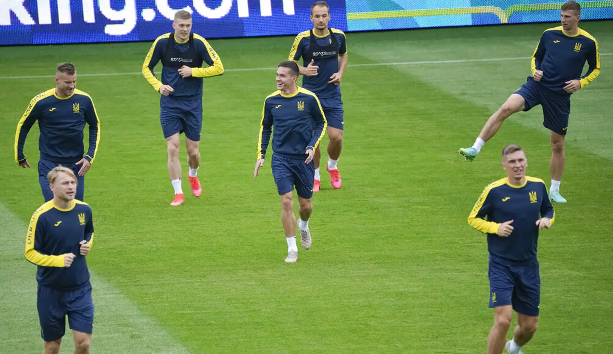 Para pemain Ukraina melakukan pemanasan saat sesi latihan jelang melawan Austria pada pertandingan Grup C Euro 2020 di Stadion Arcul de Triumf, Bucharest, Rumania, Minggu (20/6/2021). Ukraina akan melawan Austria pada 21 Juni 2021. (AP Photo/Vadim Ghirda)