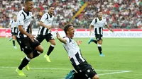 Pemain Udinese  Rodrigo Becao merayakan golknya ke gawang AC Milan pada pekan pertama Liga Italia 2019-2020. Udinese menang 1-0 di Dacia Arena, Minggu (25/8/2019) malam WIB. (Gabriele Menis/ANSA via AP)