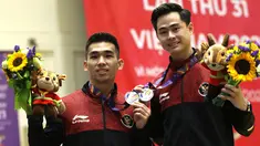 Raihan medali Indonesia kembali bertambah usai Harris Horatius dan Nicholas berhasil mempersembahkan perak dari cabang olahraga Wushu SEA Games 2021 di Cau Giay Gymnasium, Hanoi, Vietnam, Sabtu (14/05/2022). Harris mendapatkan poin 9,7 di nomor Taolu Nan Quan Putra sedangkan Nicholas meraih poin 9,71 di nomor Taolu Taiji Jian Putra. (Bola.com/Ikhwan Yanuar)