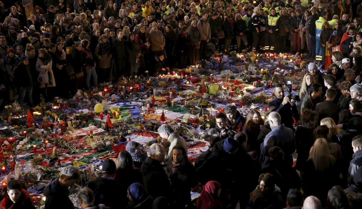 Ribuan orang berkumpul di Place de la Bourse dengan membawa karangan bunga atau lilin untuk bersimpati terhadap para korban serangan bom hari beberapa hari lalu, Brussels, Belgia, 25 Maret 2016. (REUTERS / Christian Hartmann )