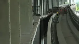 Pekerja menyelesaikan jalur skytrain di Terminal 3 Bandara Soekarno Hatta, Tangerang, Selasa (30/5). Sky Train memiliki 2 gerbong pada setiap 1 train sett, yang mampu menampung 180 penumpang. (Liputan6.com/Helmi Afandi)