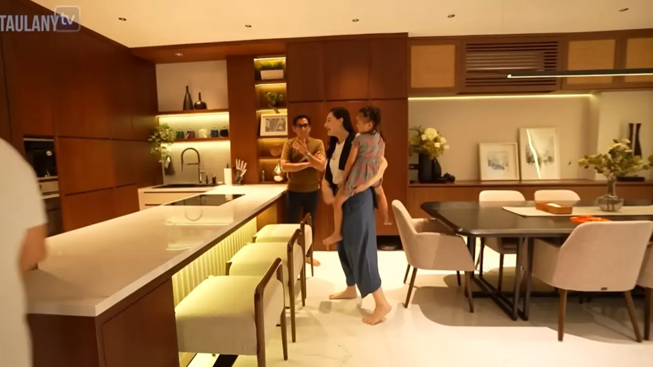 Potret Dapur dan Meja Makan di Rumah Mona Ratuliu dan Indra Brasco (YouTube/Taulany TV)