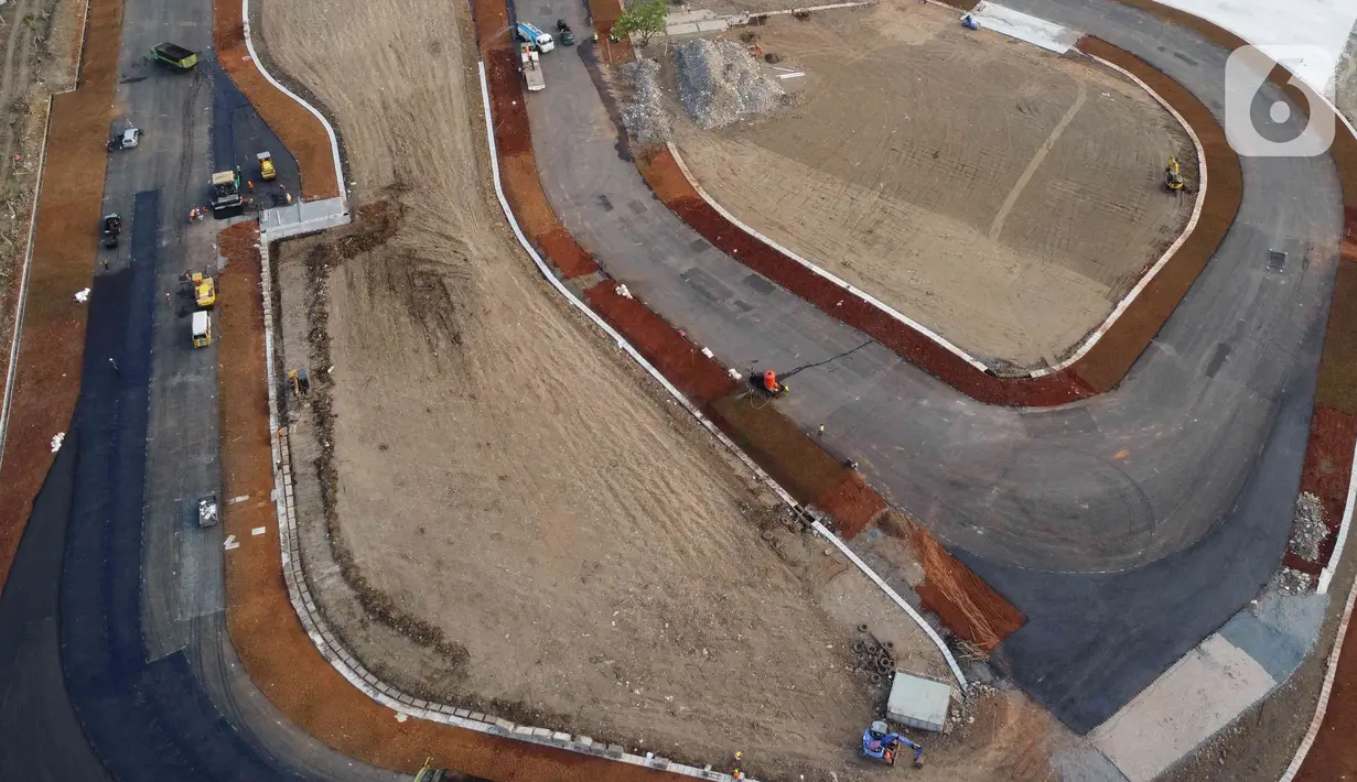 Foto udara progres pembangunan Jakarta International E-Prix Circuit (JIEC) di kawasan Taman Impian Jaya Ancol, Jumat (25/3/2022). Sirkuit yang terdiri dari 18 tikungan dan panjang trek lurus sekitar 527 meter tersebut ditargetkan rampung pada awal April 2022. (Liputan6.com/Herman Zakharia)
