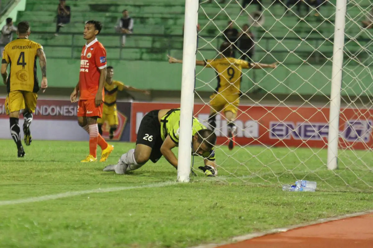 Pemain Mitra Kukar Patrick Dos Santos mencetak gol ke gawang Persija Jakarta 