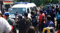 Sejumlah wartawan mengabadikan momen saat iring-iringan 12 ambulans memasuki Pulau Nusakambangan, Cilacap, Jateng, Selasa, (28/4/2015). Mobil ambulans disiapkan terkait eksekusi terhadap sembilan terpidana mati kasus narkoba. (Liputan6.com/Yoppy Renato)