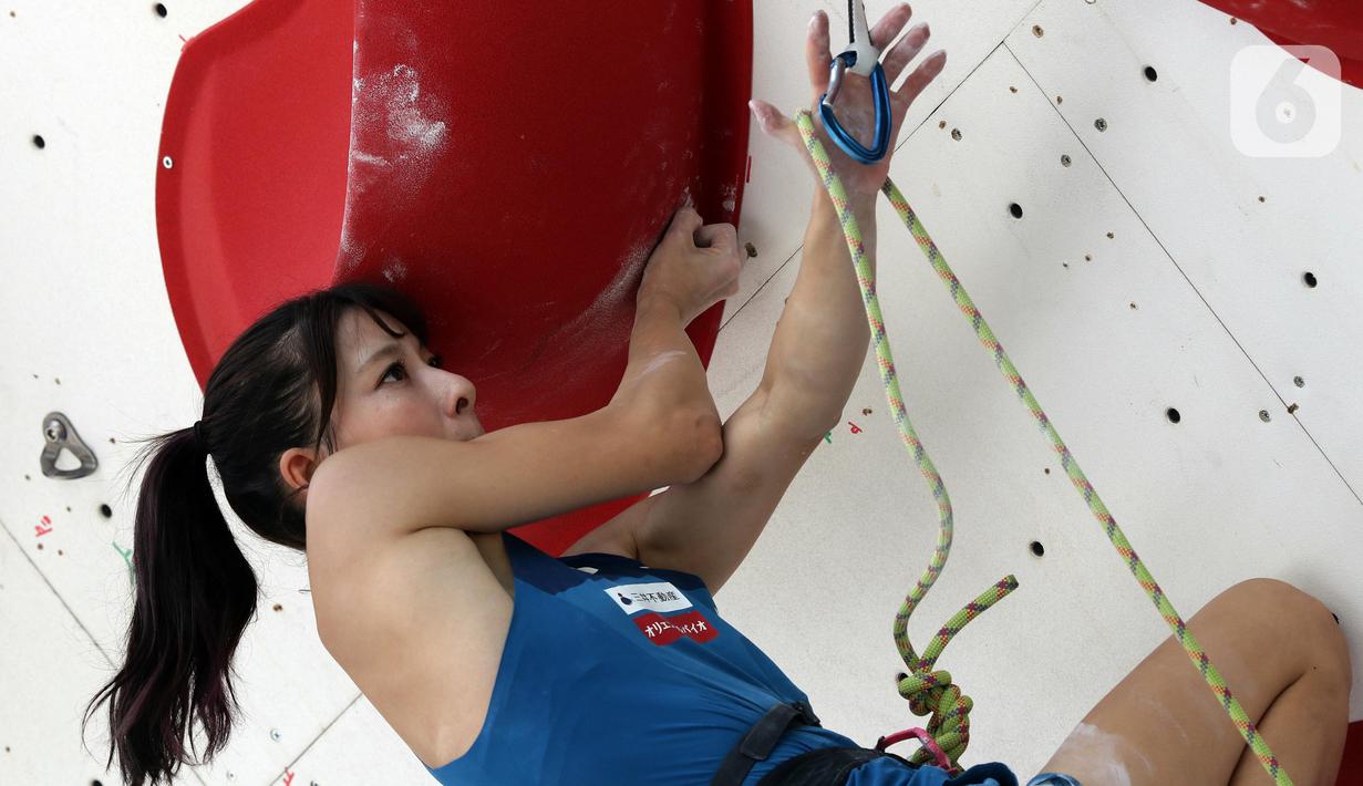 Atlet panjat tebing putri Jepang, Risa Ota saat beraksi di babak semifinal kategori lead putri Kejuaraan Dunia Panjat Tebing 2022 seri Jakarta, Senin (26/9/2022). Risa Ota menempati posisi 10 besar semifinal lead putri Kejuaraan Dunia Panjat Tebing 2022 seri Jakarta dengan 30+. (Liputan6.com/Helmi Fithriansyah)