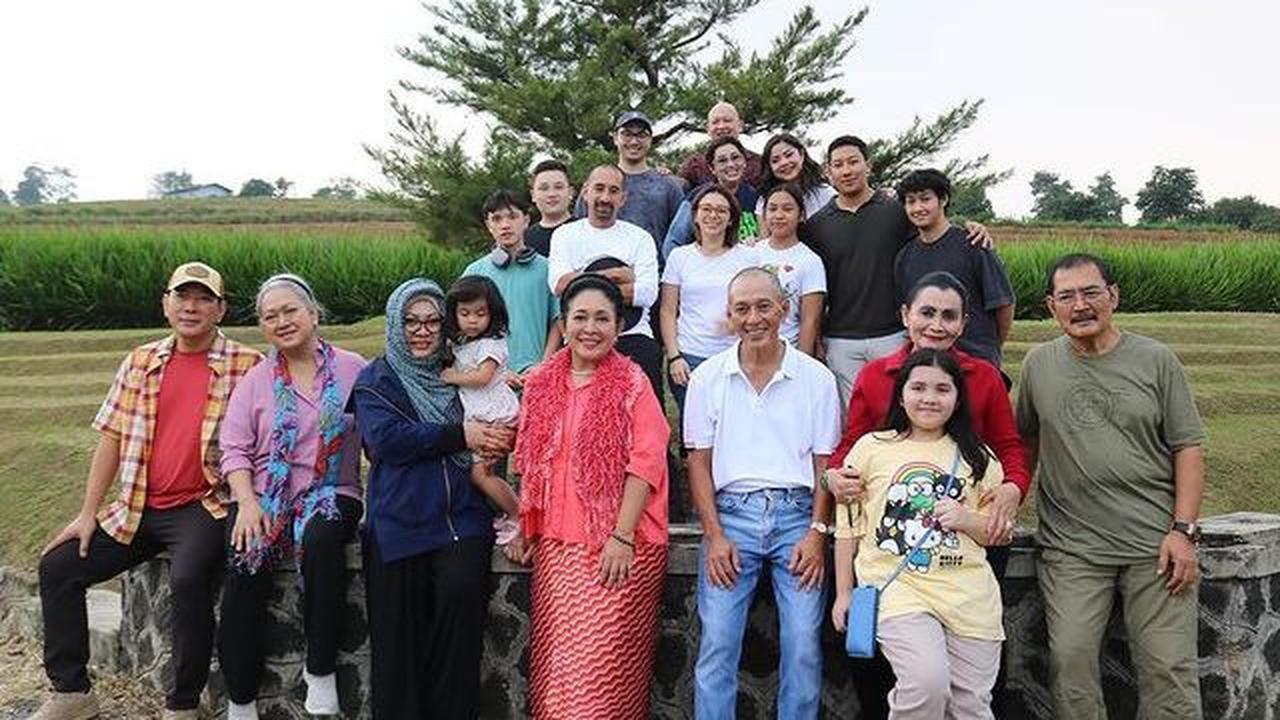 Momen kumpul-kumpul tersebut menjadi sangat berarti dengan perpaduan pemandangan yang sejuk dan hidangan yang lezat yang semakin menambah kehangatan para keturunan Presiden Indonesia ke-2 ini.