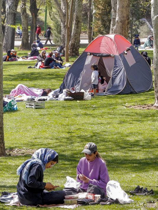 Orang-orang Iran pergi berpiknik ke taman-taman atau pedesaan untuk menandai Sizdah-bedar, sebuah festival kuno untuk merayakan hari ke-13 musim semi, yang merupakan hari libur resmi di Iran yang dikenal sebagai Hari Alam dalam kalender. (Photo by AFP)