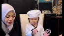'Fun cooking with chef cilik Ameena', Ameena memasak pancake lezat dan gampang dibuat. Momen lucu dan menggemaskan ketika Aurel Hermansyah mengenalkan bahan-bahan kue di depan baby Ameena. Ada tepung, air hingga telur bulat. [Instagram/attahalilintar]