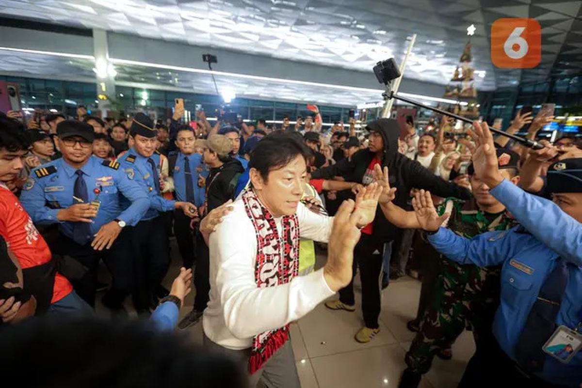 Foto: Pulang ke Korea Selatan, Shin Tae-yong Dilepas dengan Meriah oleh Masyarakat dan Suporter Indonesia
