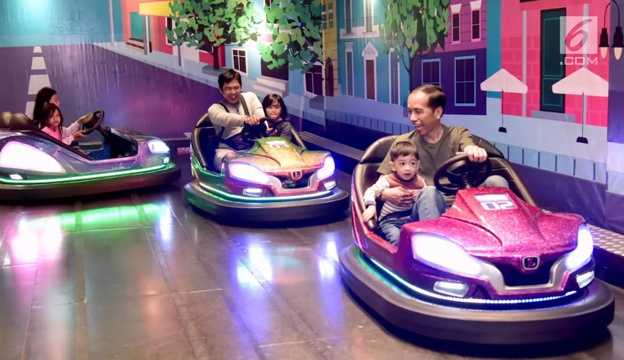 Presiden Joko Widodo menemani cucunya Jan Ethes bermain  bumper car di mal Botani Square, Bogor, (8/12). Presiden tampil berkaos hijau dengan celana jins dan sepatu sneakers. sang cucu mengenakan kaos garis-garis. (Liputan6.com/HO/Biro Pers Setpres)