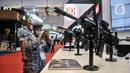 Anggota TNI melihat senjata yang dipamerkan dalam Indo Defence 2022 Expo & Forum di JIExpo, Kemayoran, Jakarta, Rabu (2/11/2022). Kementerian Pertahanan bersama PT Napindo Media Ashatama menggelar pameran industri pertahanan terbesar se-Asia Tenggara bertemakan “Peace, Prosperity, Strong Defence” yang diikuti 905 perusahaan dari 59 negara dan berlangsung hingga 5 November mendatang. (merdeka.com/Iqbal S. Nugroho)