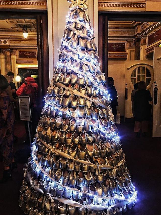 6 Dekorasi Pohon Natal Ini Anti-Mainstream, Buat Ruangan Terlihat Menarik