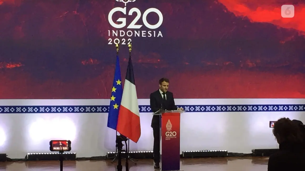 Presiden Prancis Emmanuel Macron menyampaikan pesan belasungkawa atas meninggalnya korban jiwa atas insiden serangan di Polandia (Liputan6.com/Teddy Tri Setio Berty)
