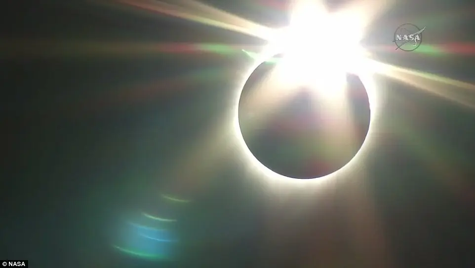 Dalam beberapa menit, Matahari melepaskan diri dari bayangan Bulan di Oregon, Senin 21 Agustus 2017. (NASA)
