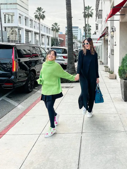 Tampil penuh gaya saat jalan-jalan di California, Mikhayla memadukan turtleneck sweater warna hijau cerah, dengan mini skirt, legging, dan sneakers dengan sentuhan aksen  warna-warni.  [@ramadhaniabakrie]