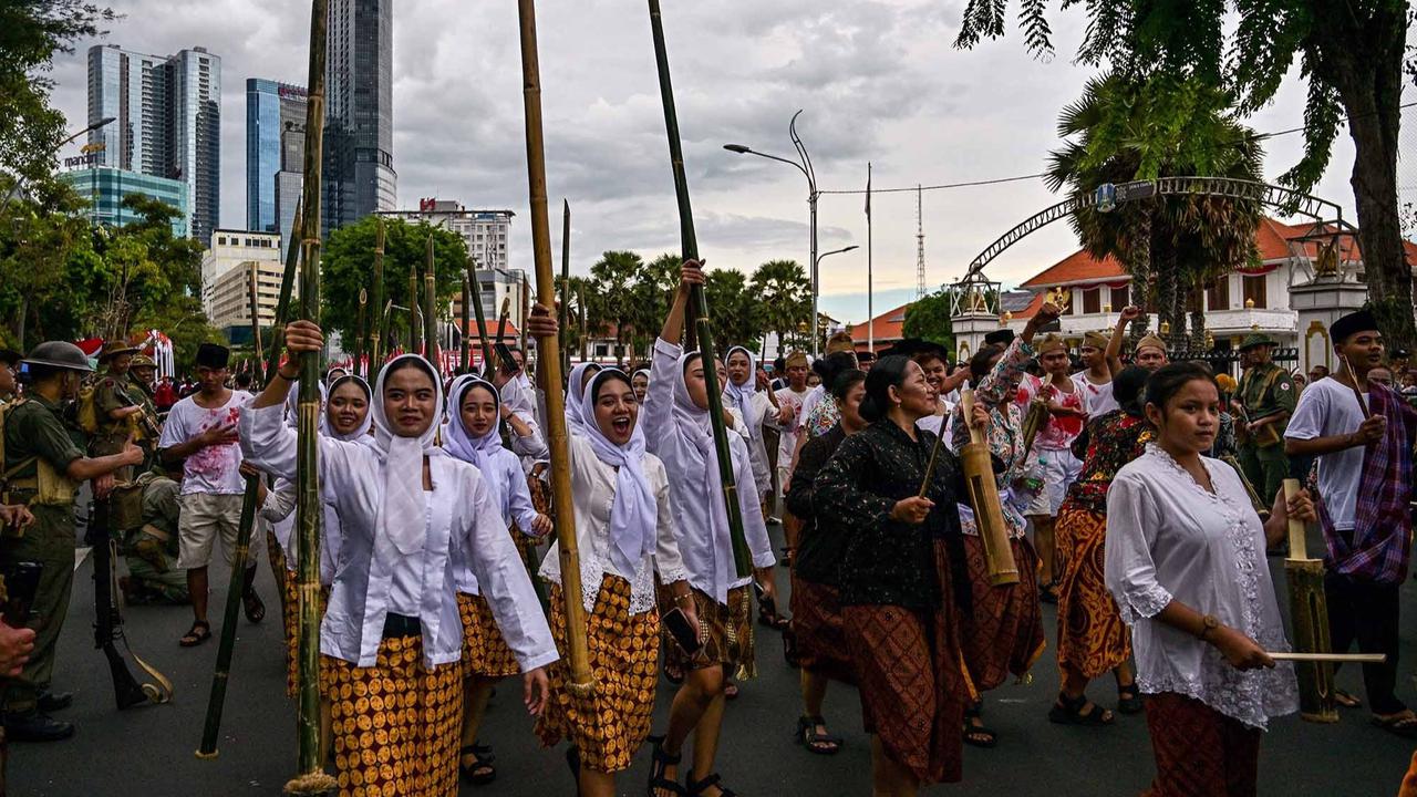 FOTO: Semangat Arek Suroboyo Menyala di Parade Surabaya Juang 2025