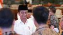 Momen langka Baim ngobrol dengan Presiden Jokowi. "Lama ga ketemu, Pak Jokowi negur saya bilang, "Pangling saya liat Baim pake batik ." tulis  Baim Wong menyematkan emoticon wajah tersenyum dalam foto yang diunggah pada 29 Maret. [Instagram/baimwong]