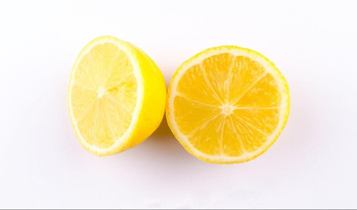 2.&nbsp;Lemon: Ampuh untuk Memudarkan Flek Hitam