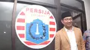 Walikota Bandung, Ridwan Kamil, saat berada di kantor Persija di komplek SUGBK, Jakarta, Jumat (16/10/2015). (Bola.com/Nicklas Hanoatubun)