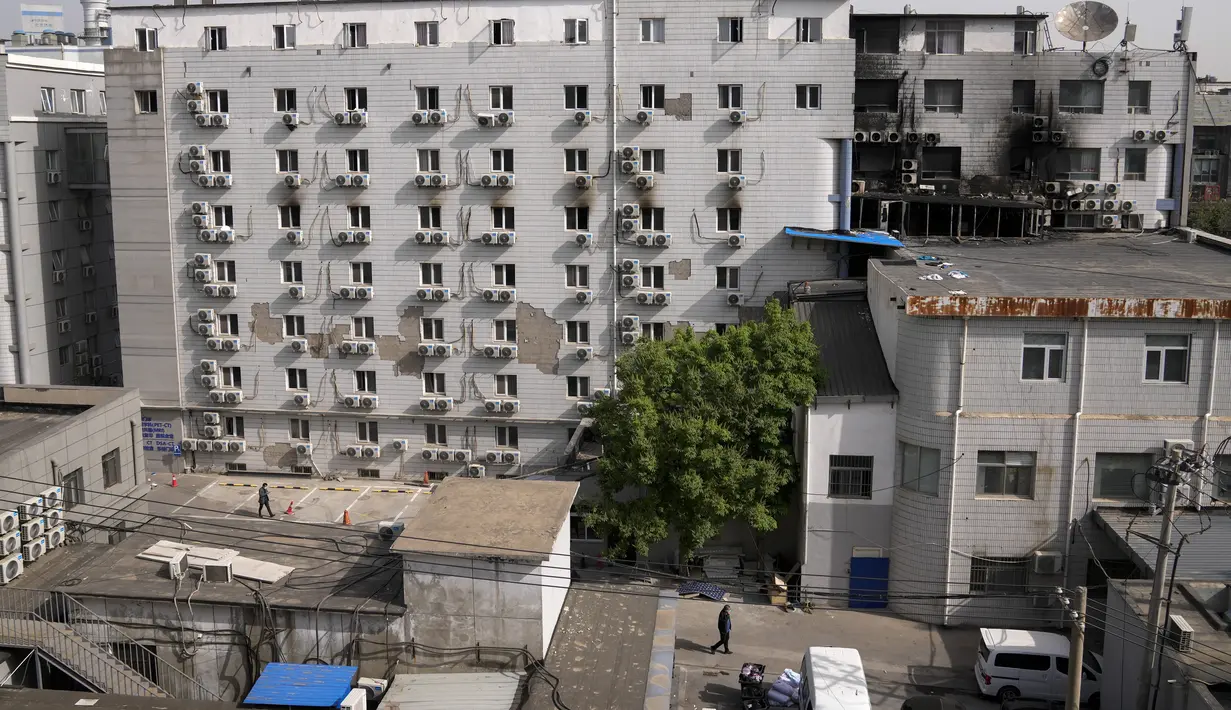 Sebuah kebakaran menewaskan sedikitnya 21 orang di sebuah rumah sakit di Beijing pada hari Selasa dan memaksa puluhan orang untuk dievakuasi, demikian dilaporkan oleh media pemerintah China. (AP Photo/Andy Wong)
