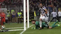 Pemain Juventus, Medhi Benatia merayakan gol ke gawang AC Milan pada laga final Coppa Italia, di Stadion Olimpico, Roma, Kamis (10/5/2018) dini hari WIB. (AP/Gregorio Borgia).
