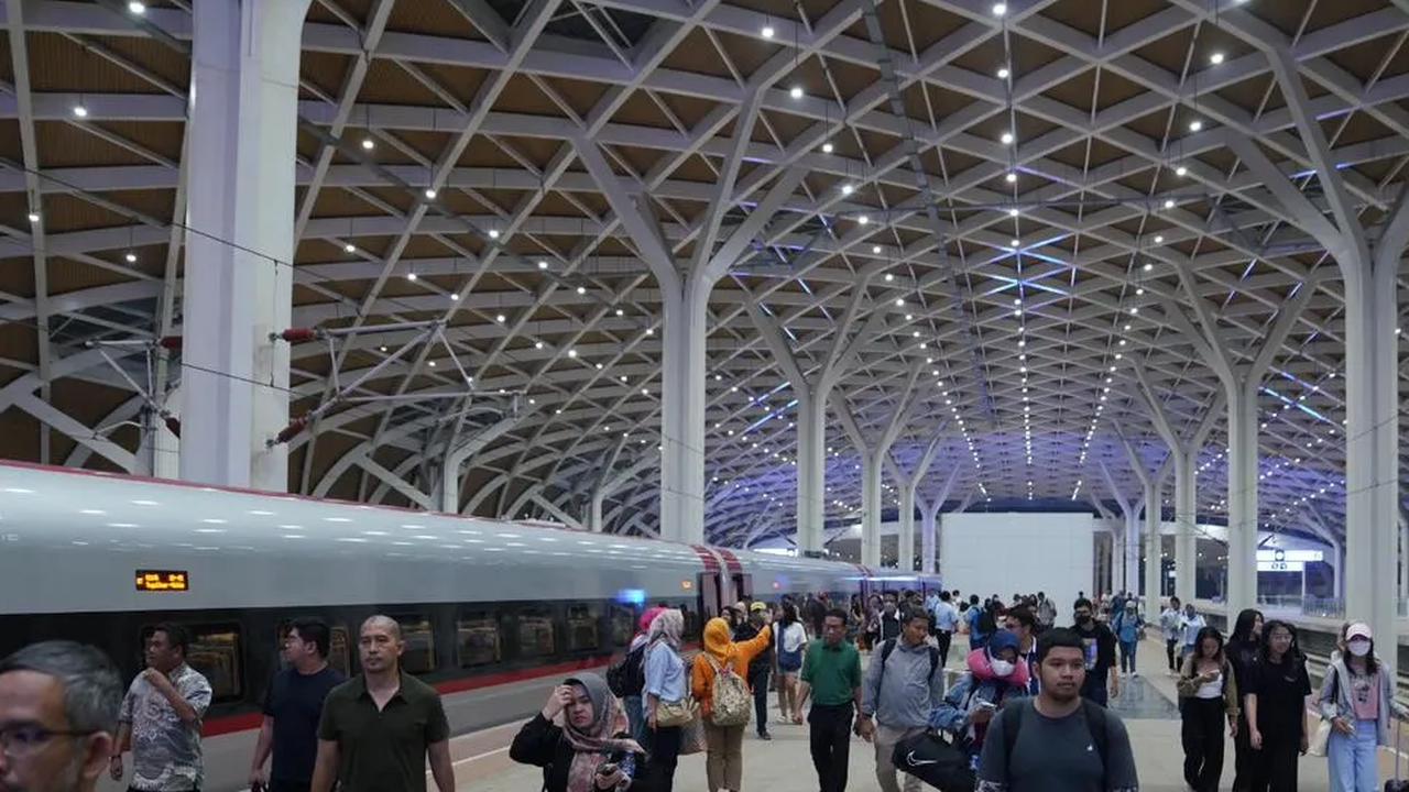 Eva menjelaskan berbagai promo yang dihadirkan KCIC juga merupakan bentuk upaya mendukung pemerintah untuk mengurangi kemacetan dan polusi sebagai dampak tingginya penggunaan kendaraan di jalan raya.
