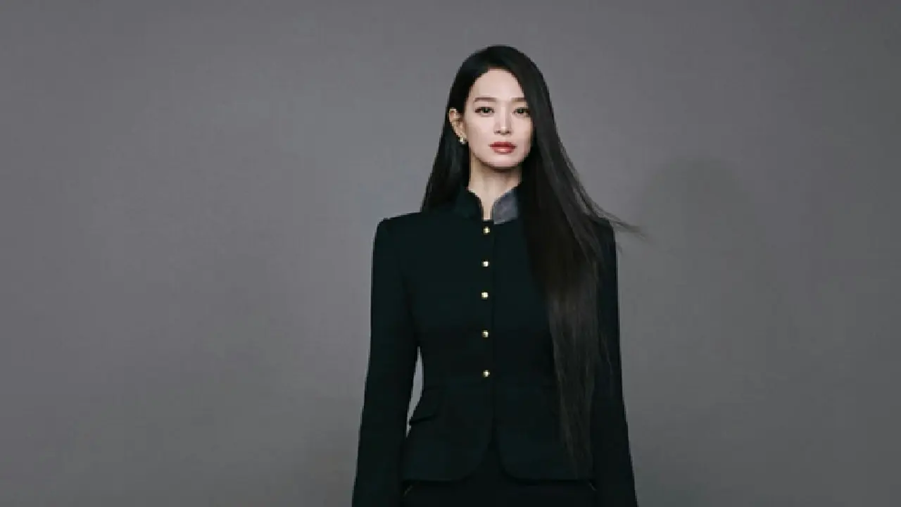 Shin Min Ah Resmi Jadi Duta Louis Vuitton, Bergaya dengan Sepatu Bot Rp42 Juta