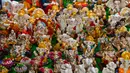 Miniatur patung Ganesa atau Ganesha, dewa berkepala gajah, dan ornamen dekorasi lainnya dipajang di sebuah toko menjelang Diwali, festival cahaya bagi umat Hindu, di distrik Little India di Singapura pada 23 Oktober 2020. (Photo by Roslan RAHMAN / AFP)