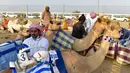 Pawang menyiapkan unta pada Festival Unta Putra Mahkota di Kota Taif, Arab Saudi, Rabu (11/8/2021). Selain mempromosikan warisan balap unta Arab Saudi, festival ini juga berupaya untuk mendukung pariwisata dan pembangunan ekonomi. (Amer HILABI/AFP)