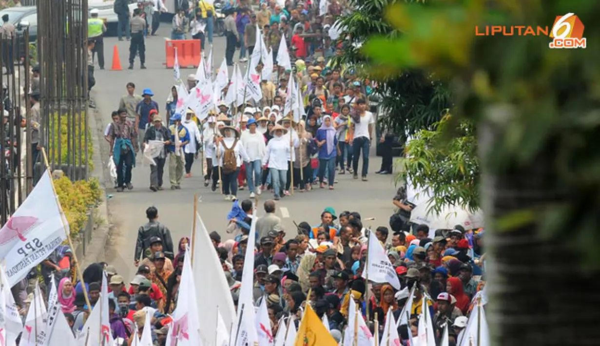 Para pengunjuk rasa tidak melakukan aksi di depan Gedung KPK saja. Unjuk rasa pun berlanjut di Gedung Kejaksaan Agung dan Mabes Polri, Jakarta (Liputan6.com/Herman Zakharia)