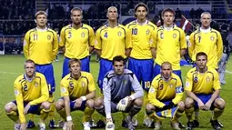 The Swedish international football team pose prior playing their Euro 2008 Group F qualifying soccer match against Latvia at Rasunda stadium in Stockholm, Sweden, 21 November 2007. AFP PHOTO/SCANPIX/JANERIK HENRIKSSON