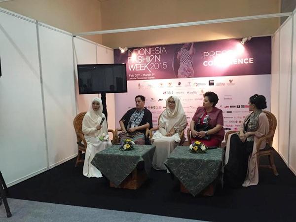 Irna Mutiara saat jumpa pers menjelaskan tentang cerita di balik busana muslim terbaru rancangannya | Photo: Copyright Doc Vemale.com