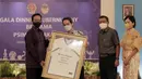 Pada agenda tersebut, turut dilakukan pemberian cinderamata berupa jersey PSIM secara simbolis oleh CEO PSIM kepada Sri Sultan Hamengku Buwono X. (PSIM/Aji Miswadi)
