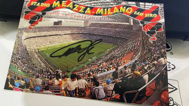 Kartu Pos bergambar San Siro menarik perhatian Kaka