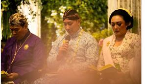 Tommy Soeharto dan Tata Cahyani dampingi Darma Mangkuluhur di momen siraman jelang nikah. [IG: @darmamh]