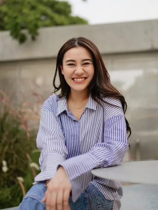 Pilihan kemeja akan menjadi outfit yang tak pernah gagal ciptakan impresi chic. Pilihan kemeja dengan motif basic akan jadi pilihan yang sempurna dan tepat. [Foto: instagram/ Aaliyah Massaid]