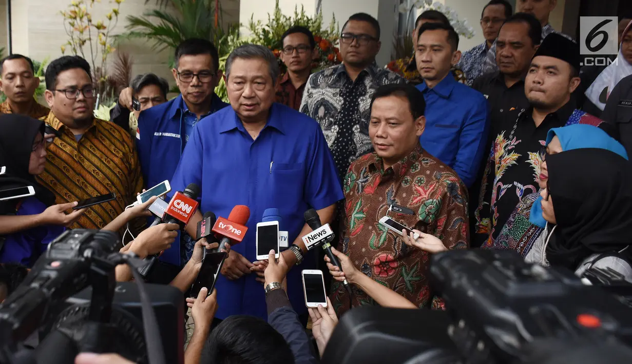 Ketua Umum Partai Demokrat Susilo Bambang Yudhoyono atau SBY (kiri) bersama Ketua Bawaslu Abhan (kanan) menjawab pertanyaan wartawan usai menggelar pertemuan tertutup di kediaman SBY di Kuningan, Jakarta, Selasa (10/7). (Liputan6.com/Herman Zakharia)