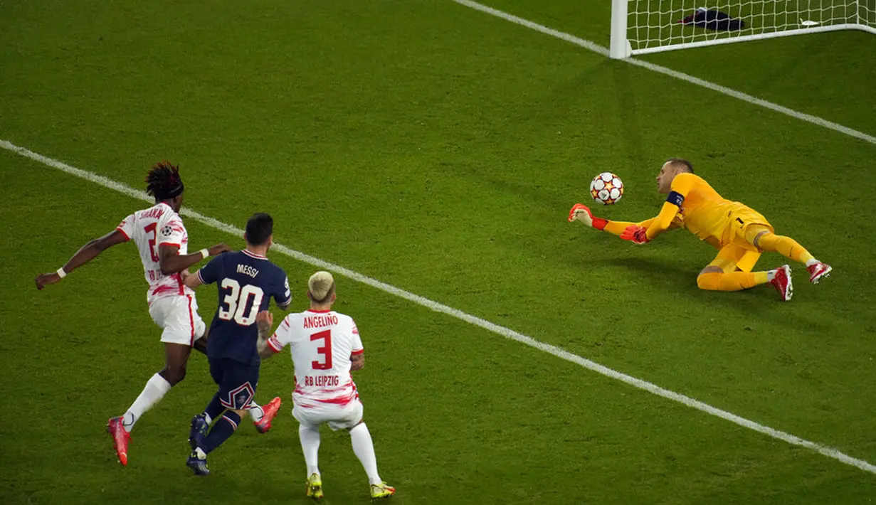 Pemain Paris Saint-Germain Lionel Messi (kedua kiri) mencetak gol ke gawang RB Leipzig pada pertandingan sepak bola Grup A Liga Champions di Stadion Parc des Princes, Paris, Prancis, Selasa (19/10/2021). Paris Saint-Germain (PSG) menang 3-2. (AP Photo/Christophe Ena)