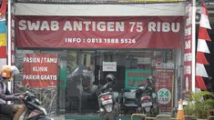 Harga tes swab dan PCR terpampang pada spanduk hingga baliho di depan fasilitas kesehatan kawasan Mampang Raya, Jakarta, Rabu (18/8/2021). Pemerintah resmi menurunkan harga tes swab PCR di Jawa Bali menjadi Rp 495 ribu dan di luar Jawa dan Bali menjadi Rp 550 Ribu. (Liputan6.com/Faizal Fanani)