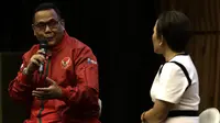 Direktur Program SCM, Harsiwi Achmad, dan Direktur PT LIB, Cucu Sumantri, saat konfrensi pers hak siar Liga 1 2020 di SCTV Tower, Senayan, Jakarta, Rabu (12/2). Emtek kembali pegang hak siar Liga 1 2020.(Bola.com/Yoppy Renato)