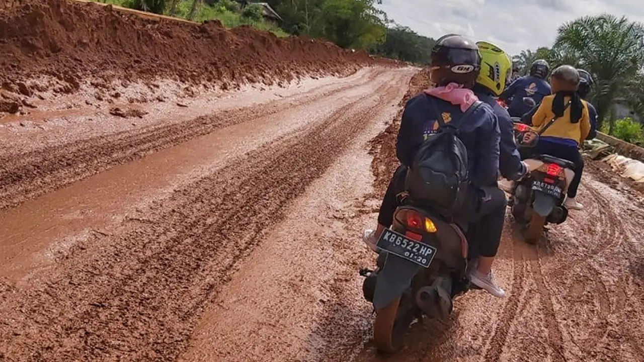 Tips Melewati Jalan Rusak