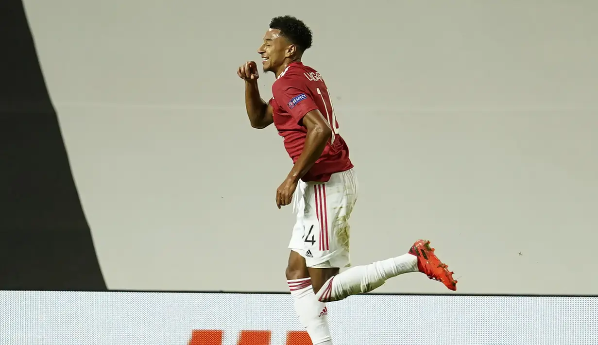 Gelandang Manchester United, Jesse Lindgard berselebrasi usai mencetak gol ke gawang LASK pada pertandingan leg kedua babak 16 besar Liga Europa di Stadion Old Trafford, Inggris (6/8/2020). MU menang 2-1 atas Lask dan melaju ke perempat final.  (AP Photo/Dave Thompson)