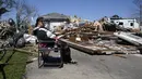 Bonnie Norris, yang selamat di dalam rumahnya, duduk di luar rumahnya yang hancur setelah tornado melanda daerah di Arabi, La., Rabu (23/3/2022). (AP Photo/Gerald Herbert)