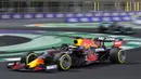 Lewis Hamilton meraih kemenangan ketiganya secara beruntun musim ini setelah di Brazil dan Qatar ketika performa Verstappen memudar di lap-lap terakhir balapan. (AP/Amr Nabil)