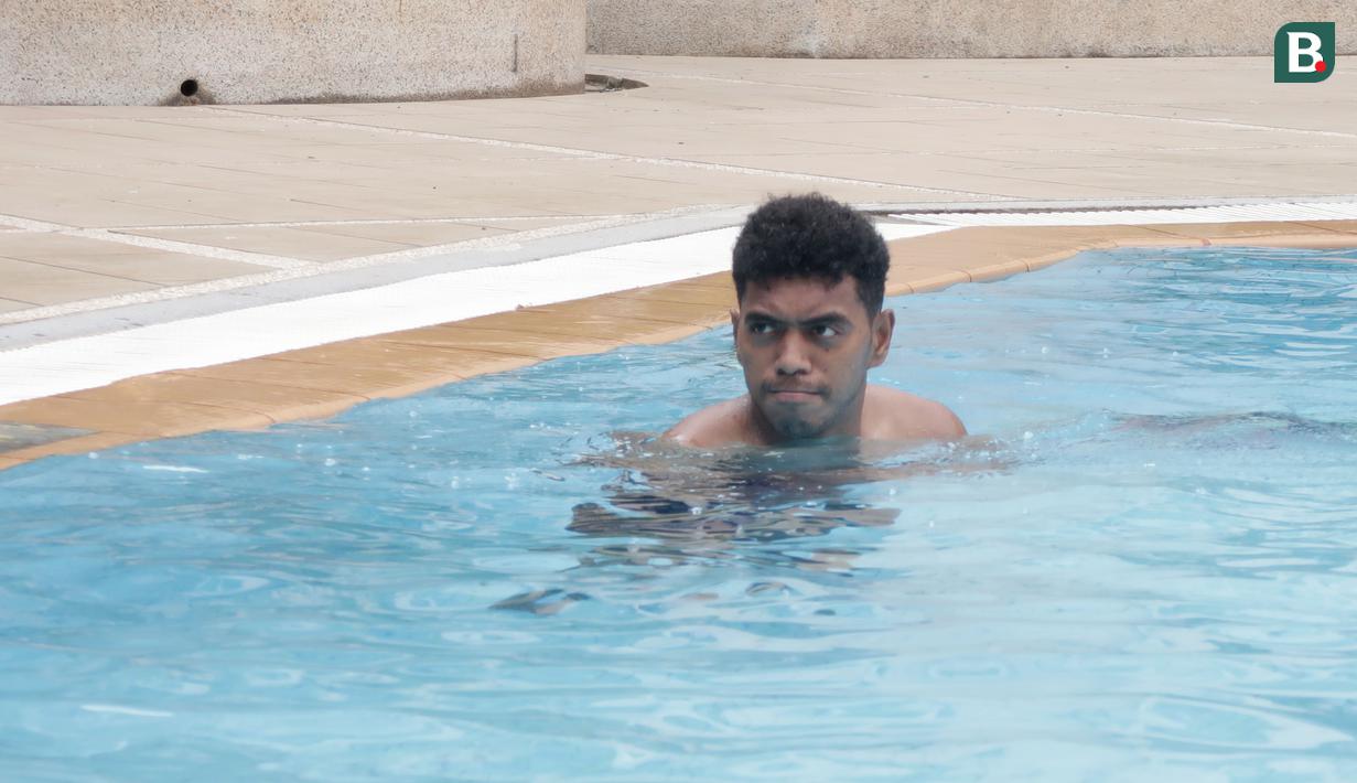 Pemain Timnas Indonesia U-22, Jeam Kelly Sroyer melakukan sesi berenang di Hotel Phnom Penh, Kamboja, Minggu (30/4/2023). Sesi ini hanya diikuti oleh pemain inti dan dilakukan dalam rangka mengembalikan kebugaran para pemain setelah pertandingan melawan Filipina di Grup A SEA Games 2023. (Bola.com/Gregah Nurikhsani)