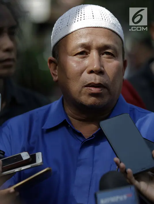 Perwakilan keluarga Nyak Sandang, Maturidi memberikan keterangan di RSPAD Gatot Subroto, Jakarta Pusat, Sabtu (31/3). Maturidi berterima kasih kepada Presiden Jokowi yang telah memberikan fasilitas kepada Nyak Sandang. (Liputan6.com/Faizal Fanani)